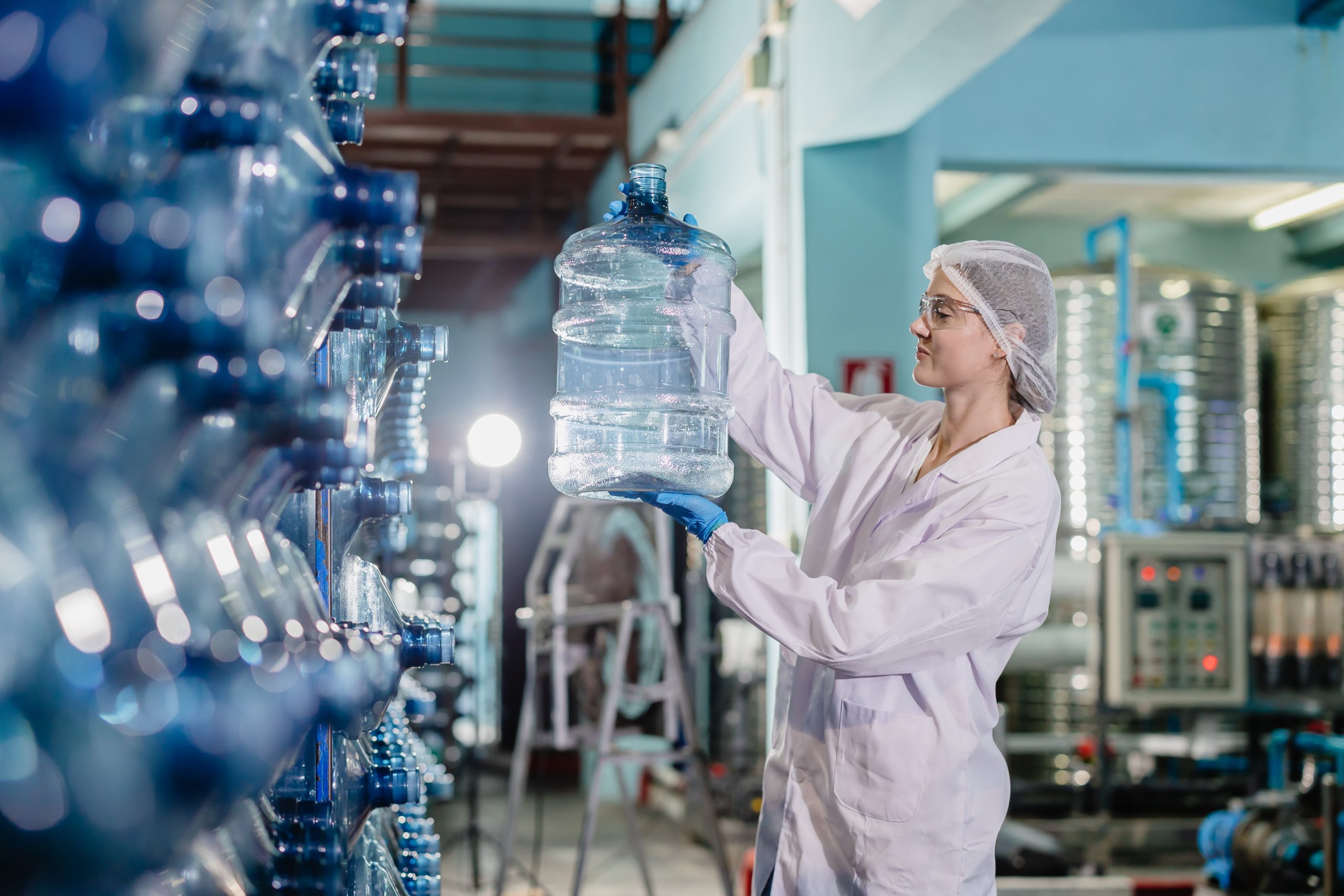 mujer comprobando calidad del agua